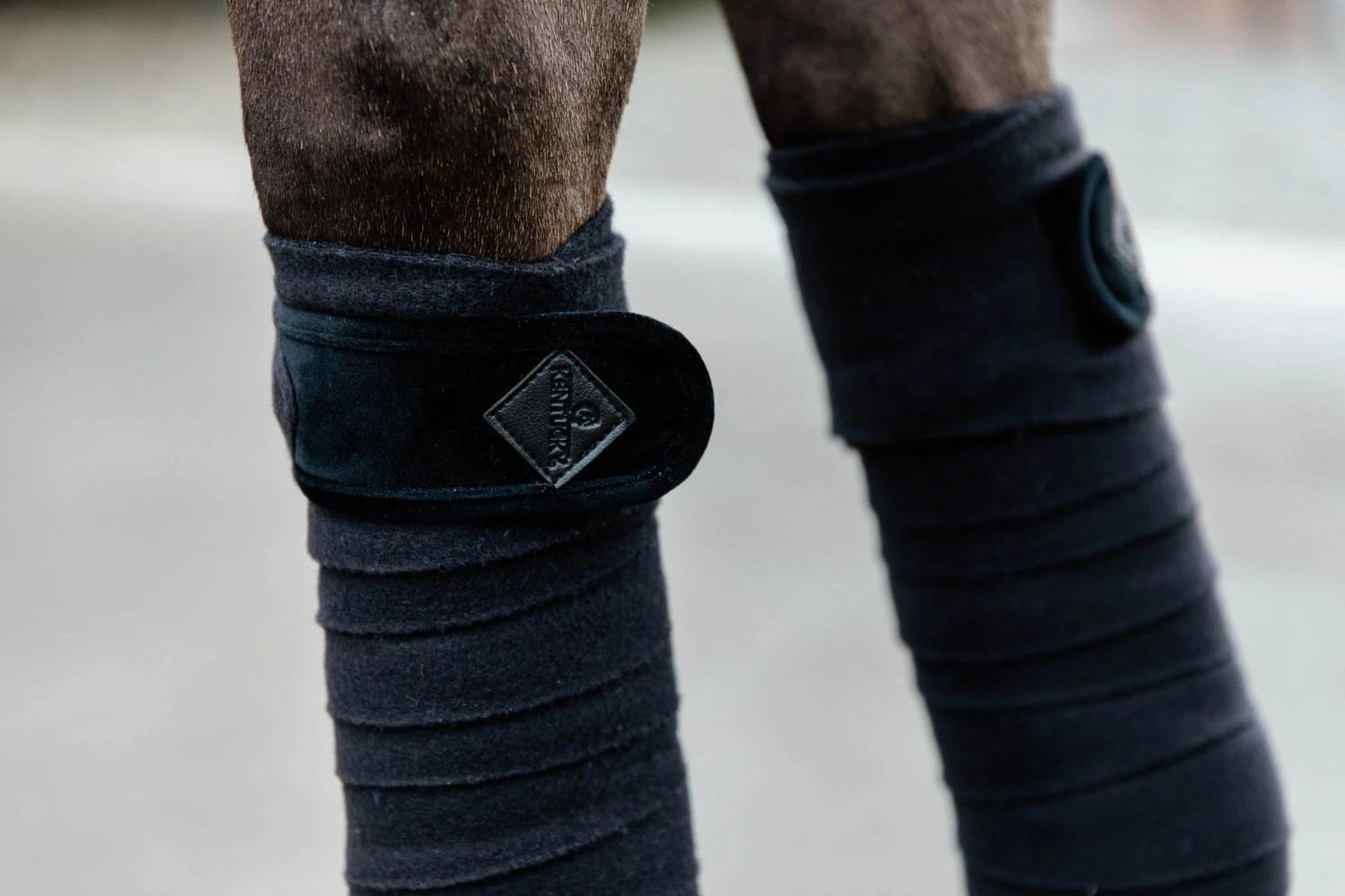 Kentucky Horsewear Kentucky Velvet Bandages Black 2 Kentucky Horsewear Kentucky Velvet Bandages Black - Image 2