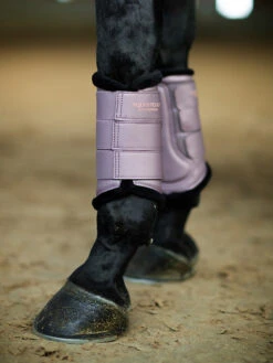 Equestrian Stockholm Fleece Brushing Boots Anemone -Lemieux Store Anemone brushing boots benskydd gamaschen beenbeschermers 600x800 hover 1