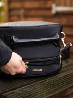 LeMieux Luxe Hat Box Black 9 LeMieux Luxe Hat Box Black -Lemieux Store it04979 lifestyle luxehatbox black 03